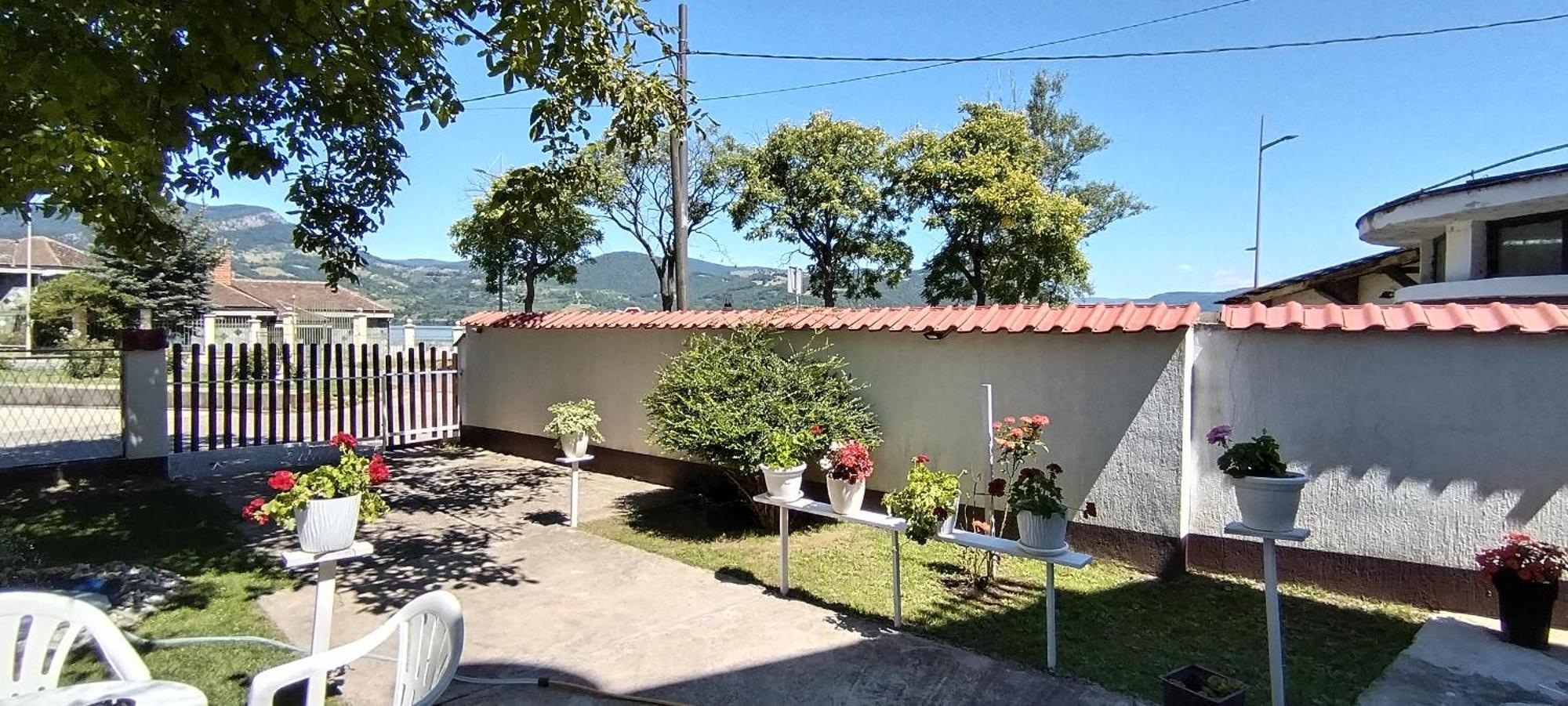 Sobe Lara Apartment Donji Milanovac Bagian luar foto