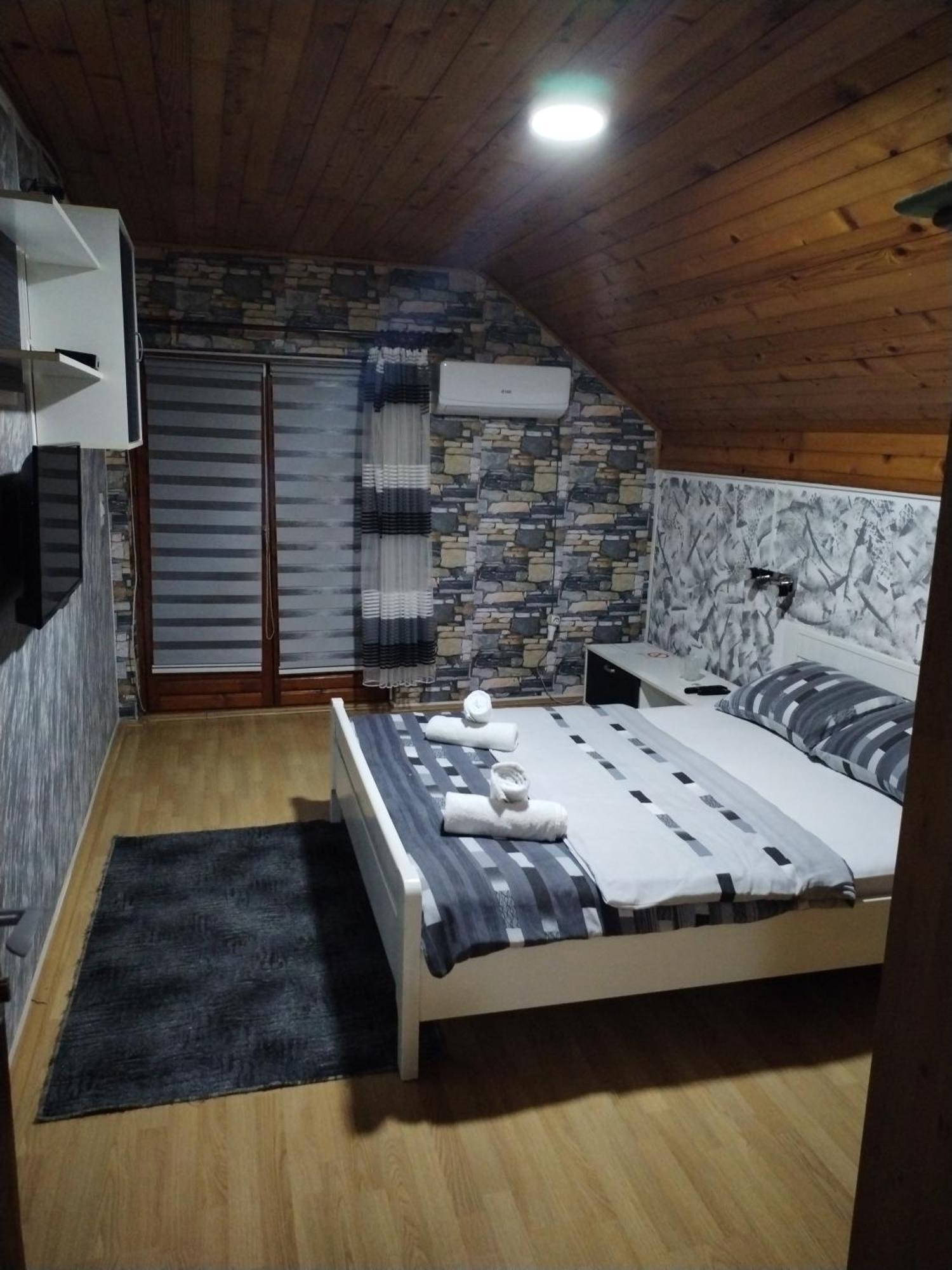 Sobe Lara Apartment Donji Milanovac Bagian luar foto